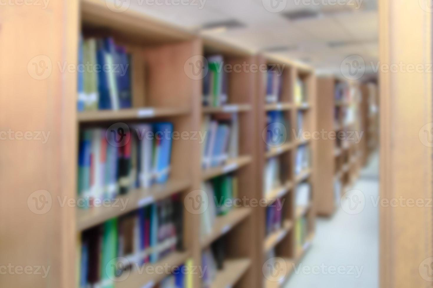 Regal mit Büchern in der Bibliothek unscharfer Hintergrund foto