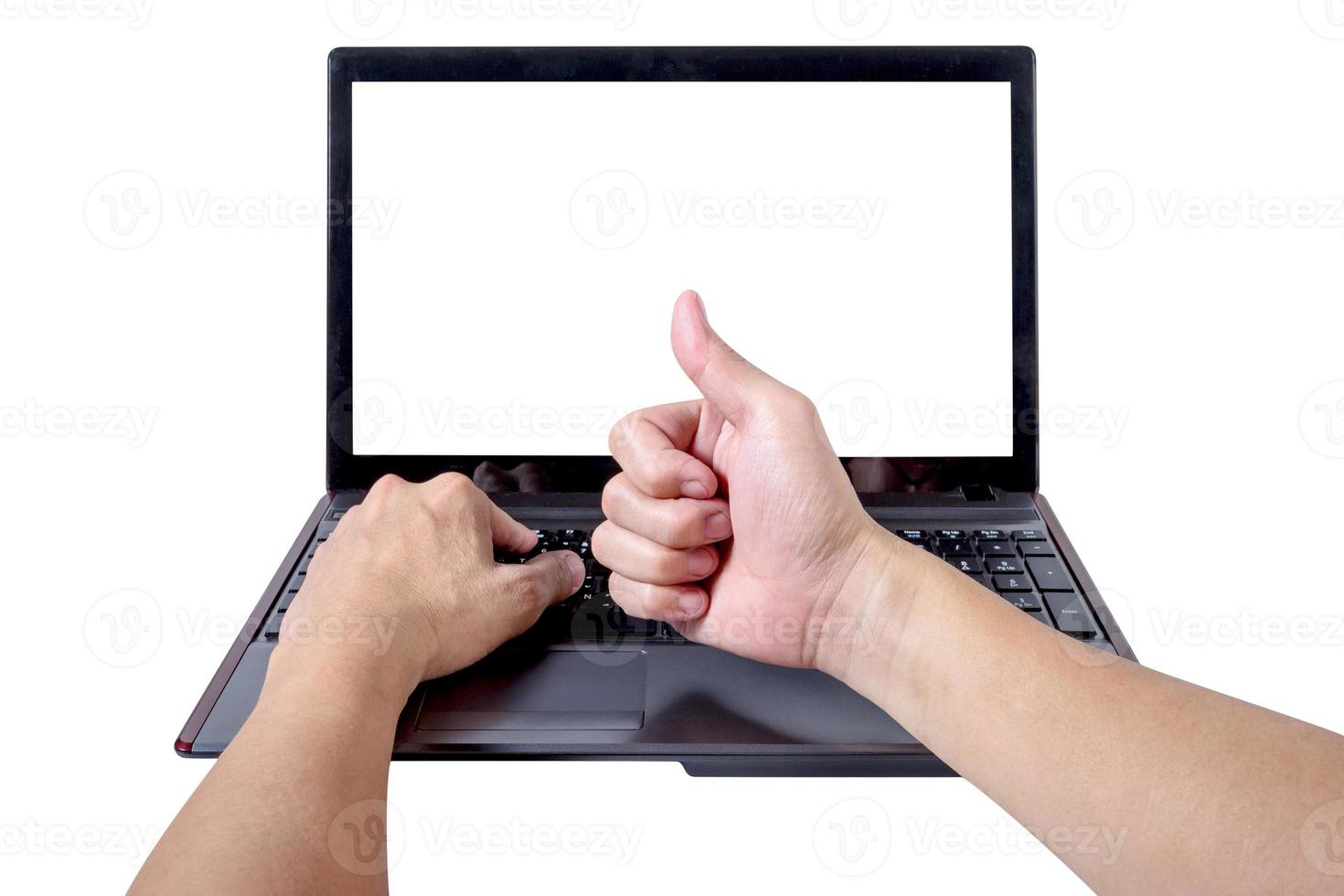 Daumen hoch mit leerem Laptop-Bildschirm isoliert auf weißem Hintergrund, Beschneidungspfad foto