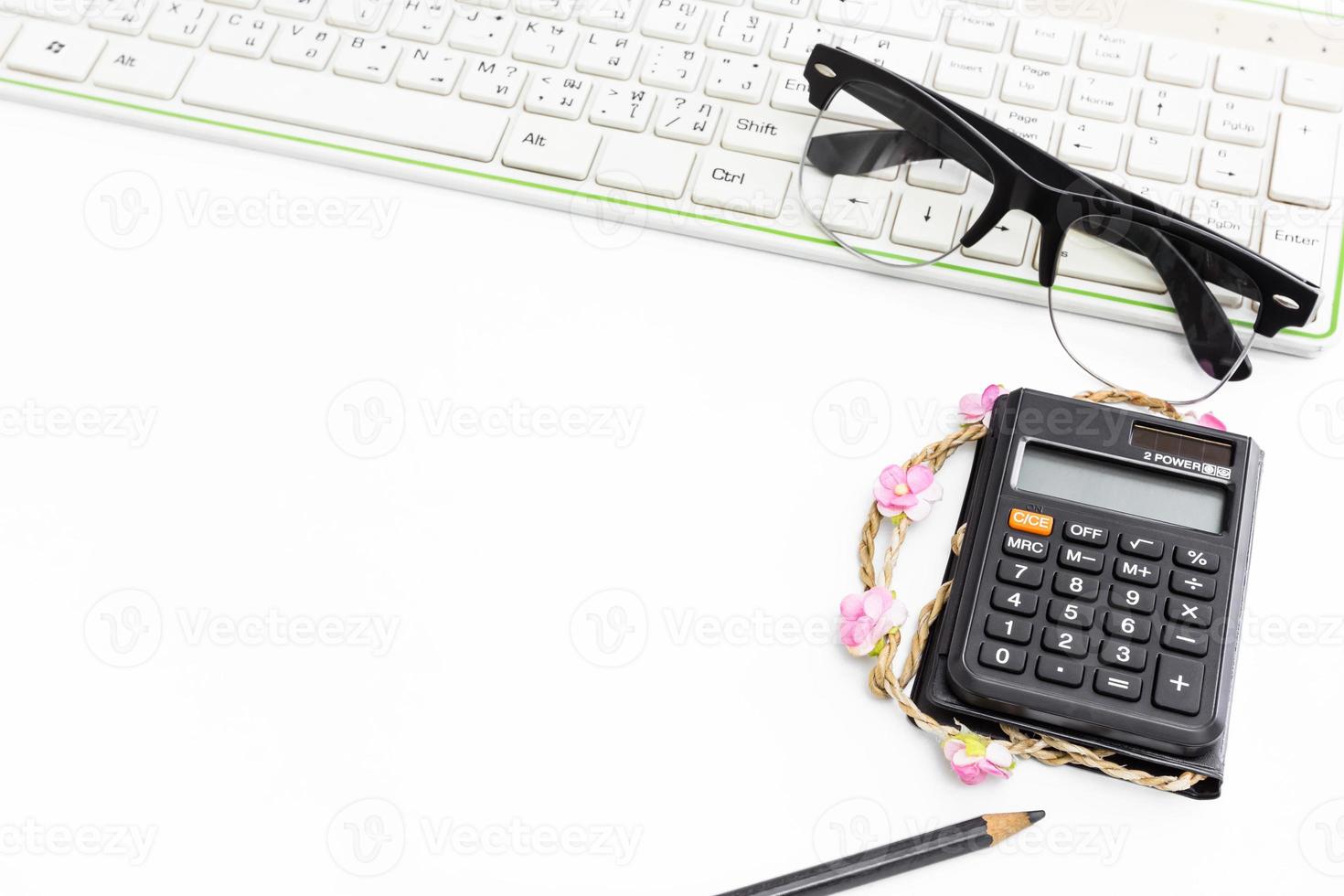 Bleistift und Tastatur und Taschenrechner, Geschäftskonzept foto