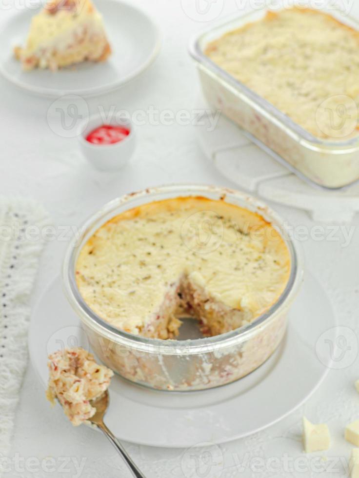 köstliche Käsemakkaroni gemischt mit Rindfleisch und Wurst mit Soße foto
