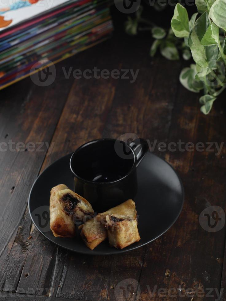 Schokoladen-Bananen-Kuchen, mit Schokolade und Mehl überzogene Banane foto