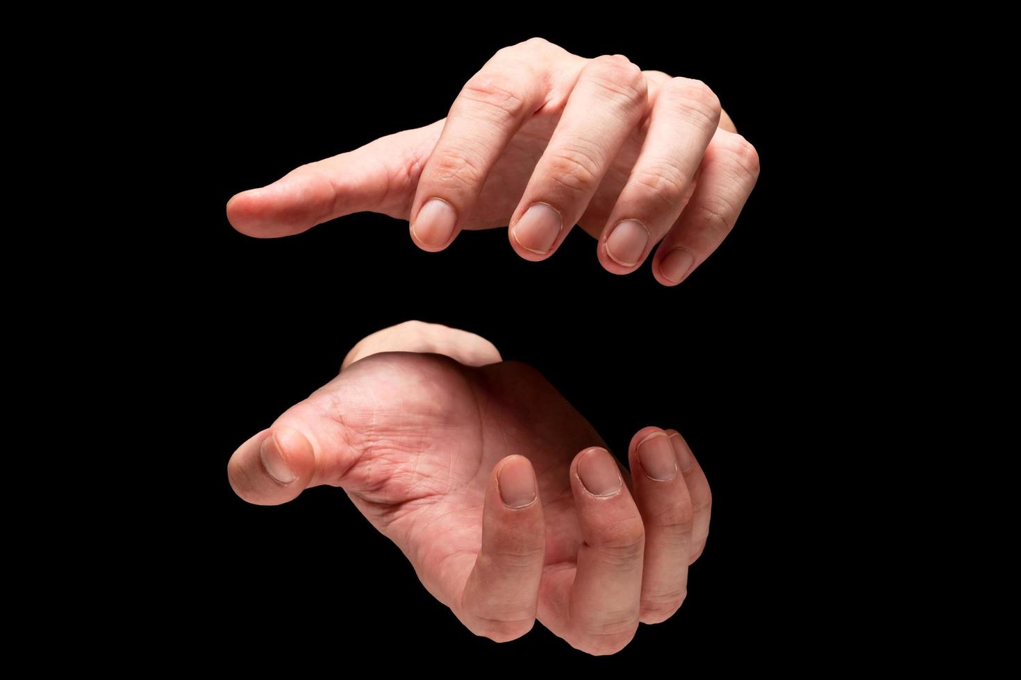 männliche Hände auf schwarzem Hintergrund. foto