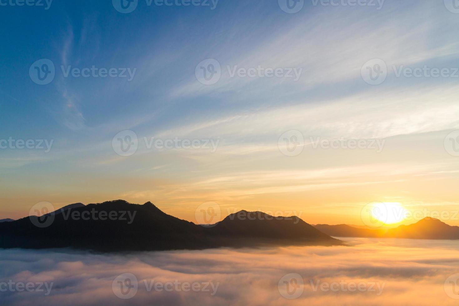 schöne landschaft mit bergen, nebel und sonne am morgen. Reisehintergrund. foto