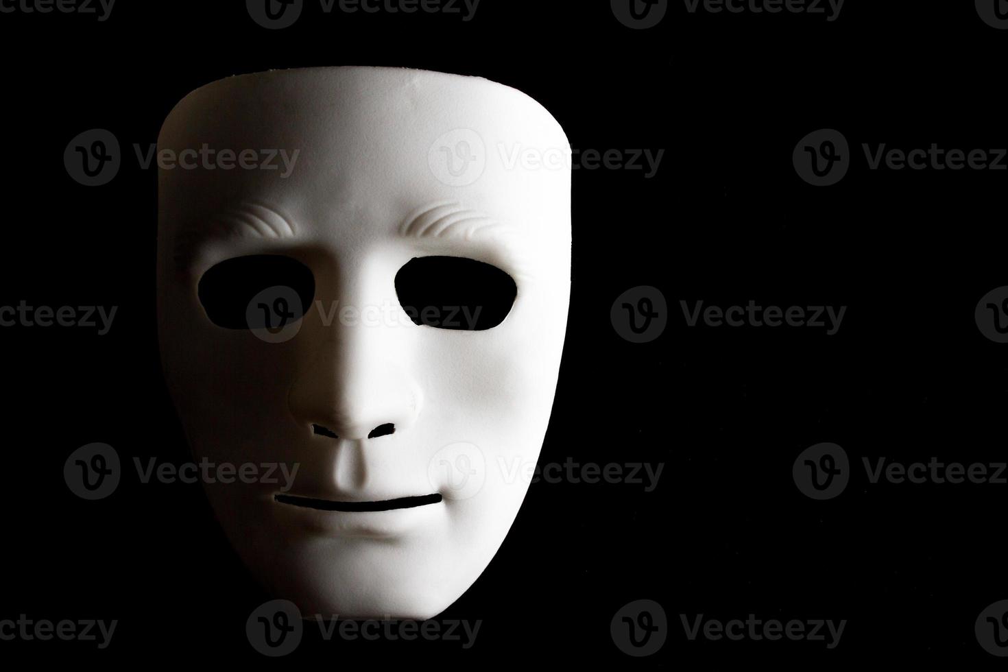 weiße menschliche Gesichtsmaske auf schwarzem Hintergrund. foto