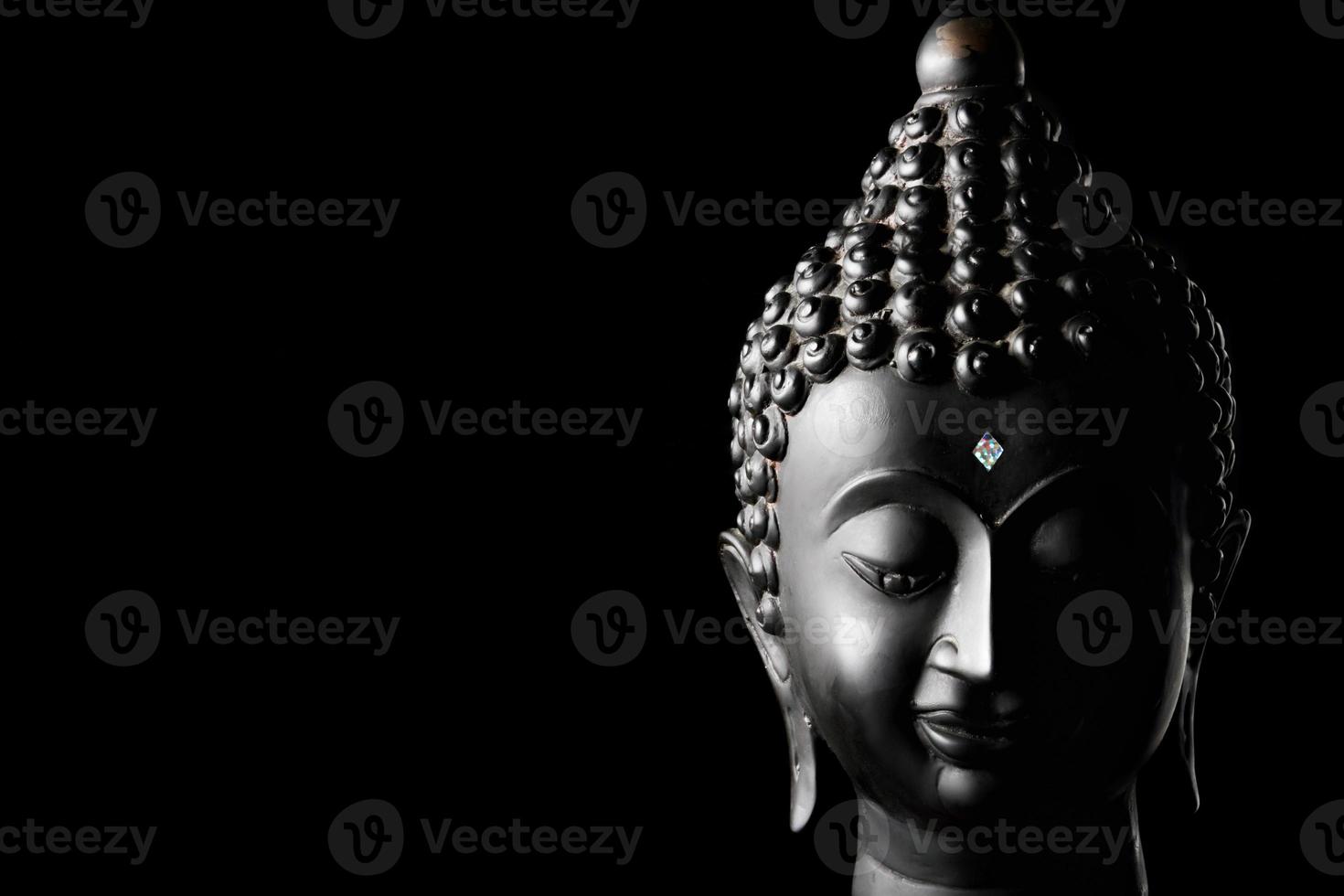 Buddha-Statue auf schwarzem Hintergrund. Freiraum für Text foto