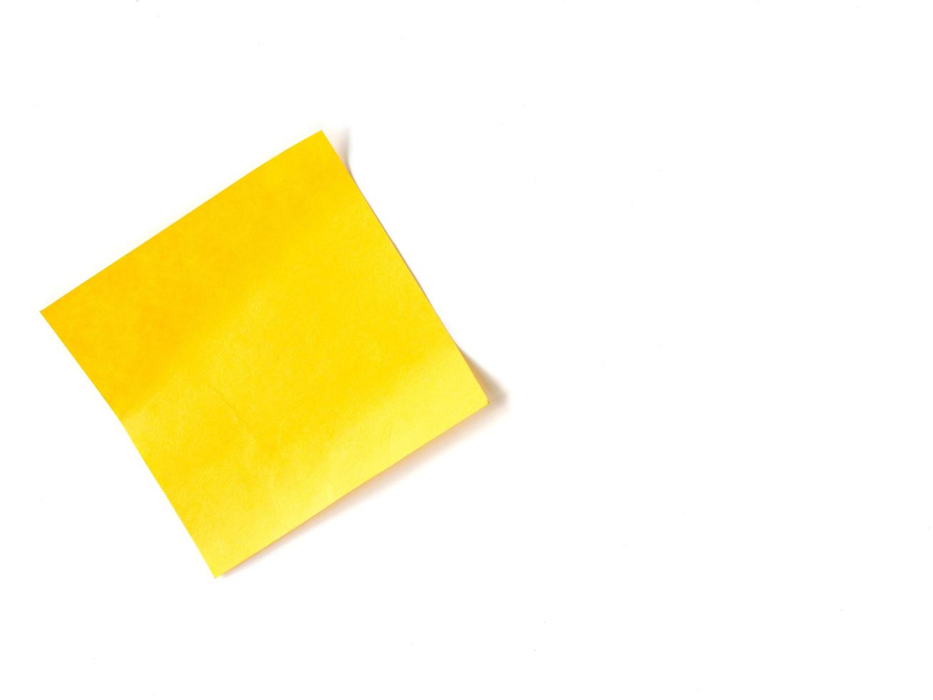 gelbes Notizpapier auf weißem Hintergrund foto