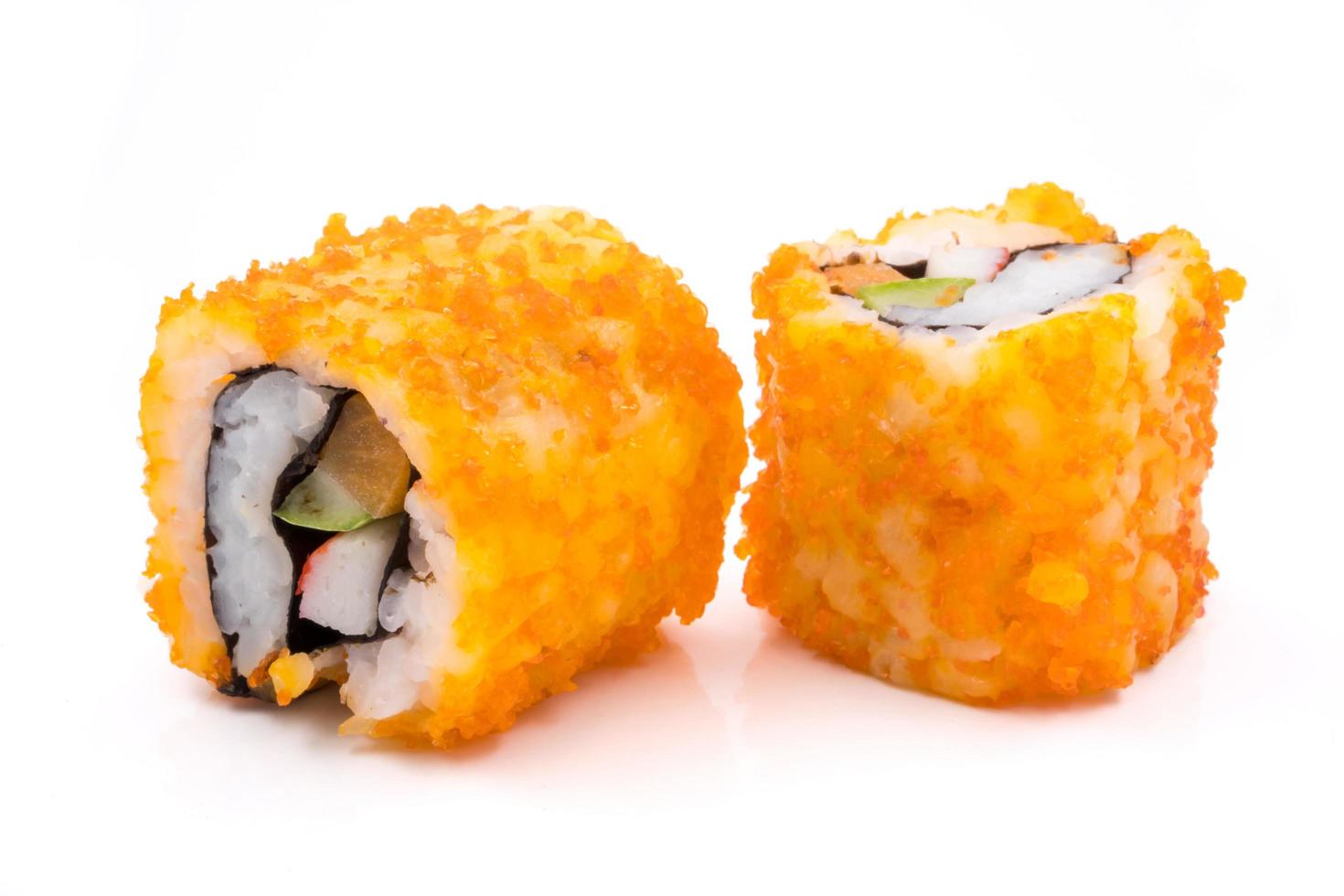 Sushi, japanisches Essen, California Rolls auf weißem Hintergrund. foto