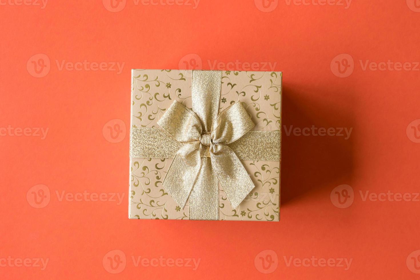 Draufsicht der Geschenkbox auf orangefarbenem Hintergrund foto