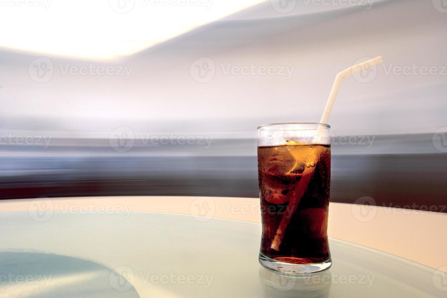 cola im glas mit bewegungshintergrund foto