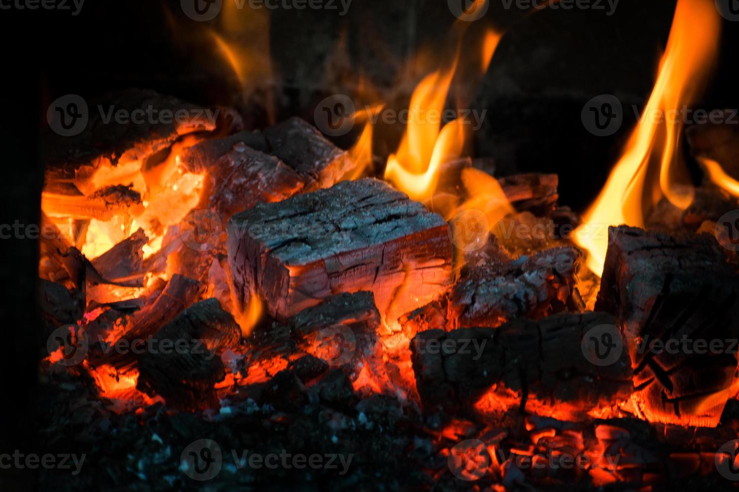 Flammenkamm auf brennendem Holz im Kamin. Brennholz in einem russischen Ofen verbrennen. foto