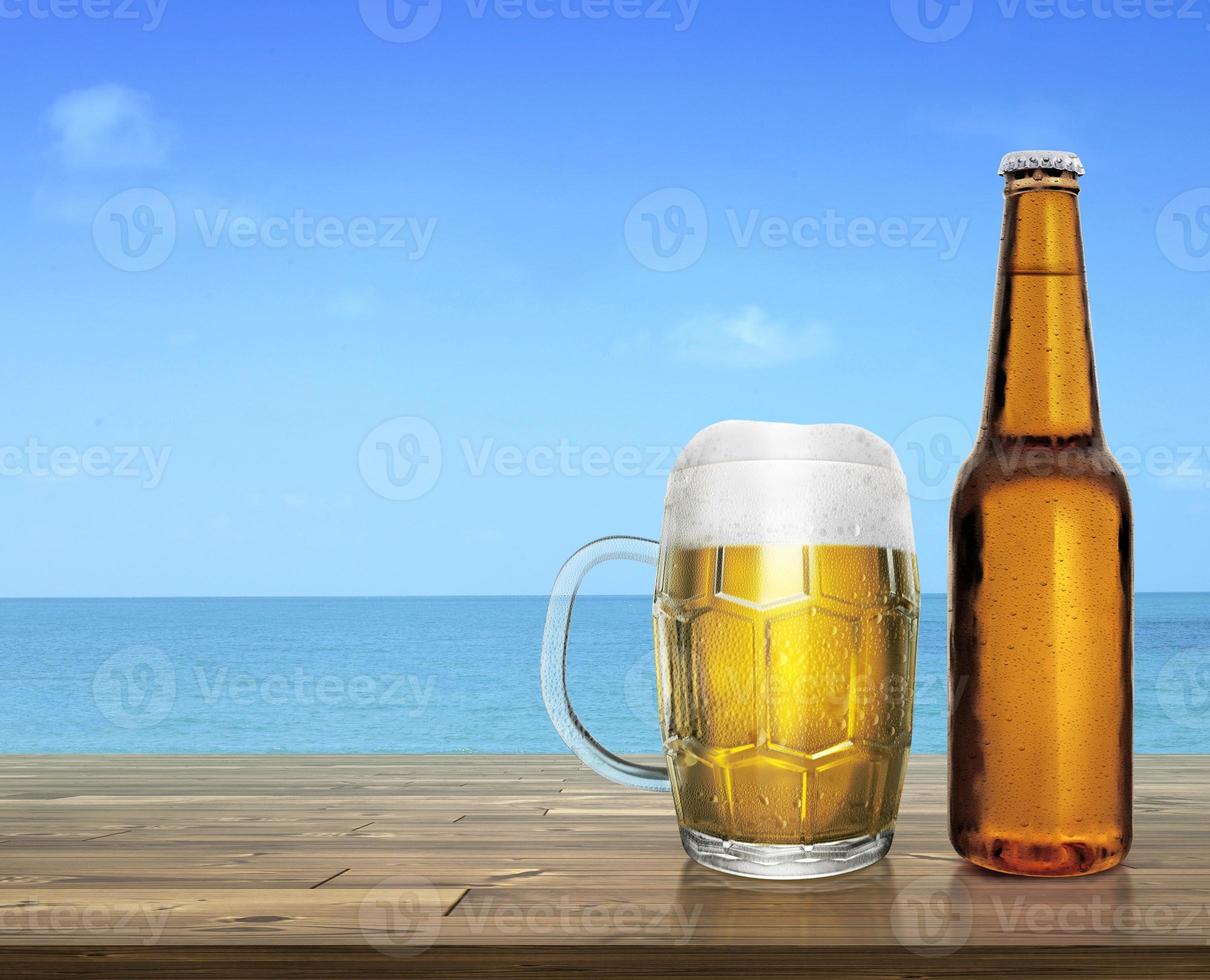 Glas und Flasche Bier mit Wassertropfen auf Holztischterrasse mit erfrischender Atmosphäre am Morgen, Meeresnaturlandschaft foto