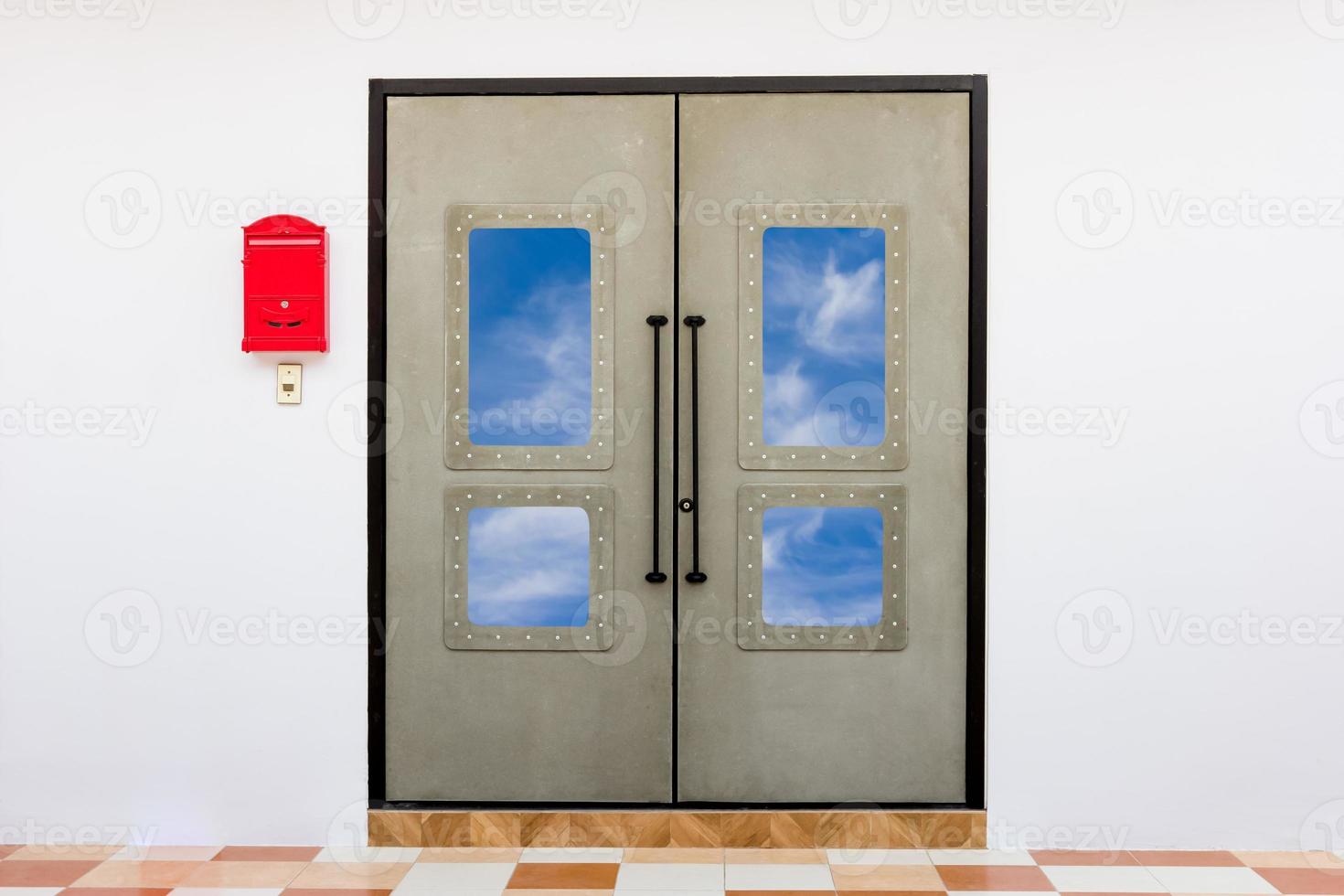 geschlossene Tür mit Himmelsreflexion foto