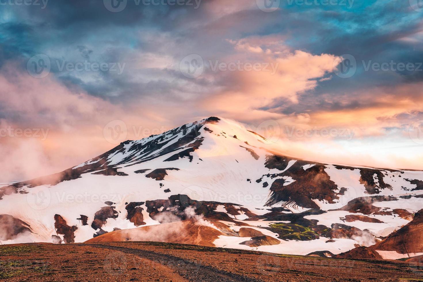 landschaft der kerlingarfjoll-bergkette mit buntem sonnenunterganghimmel auf geothermischem gebiet im zentralisländischen hochland im sommer auf island foto