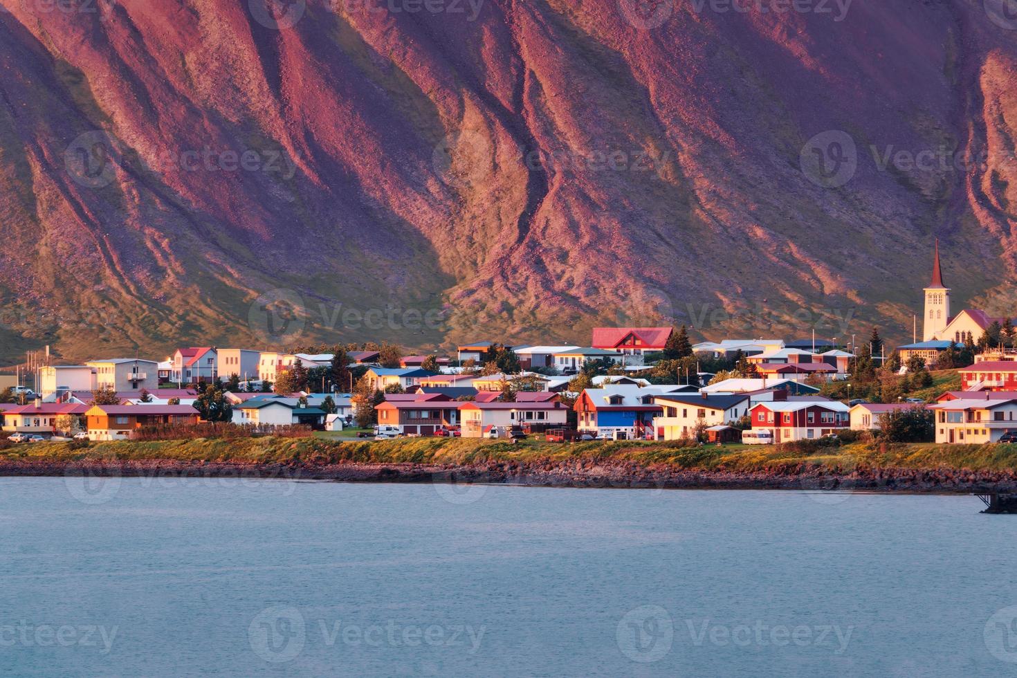 sonnenuntergang, der auf isländischem dorf durch küste in der halbinsel snaefellsnes im sommer auf island glüht foto