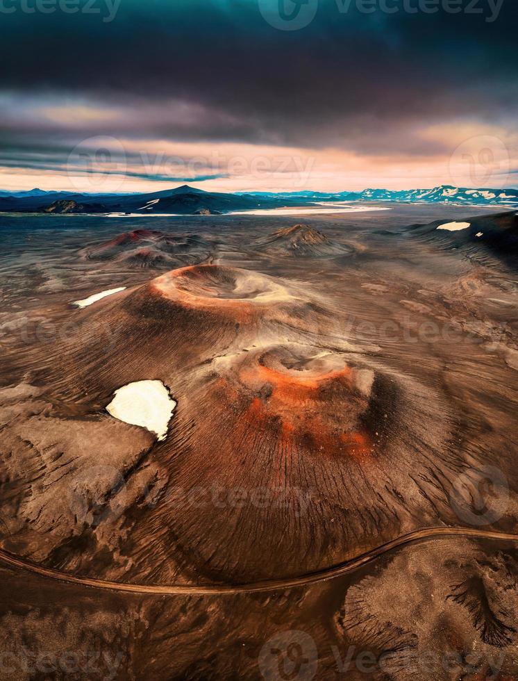 spektakulärer roter vulkankrater im zentralen hochland von island foto