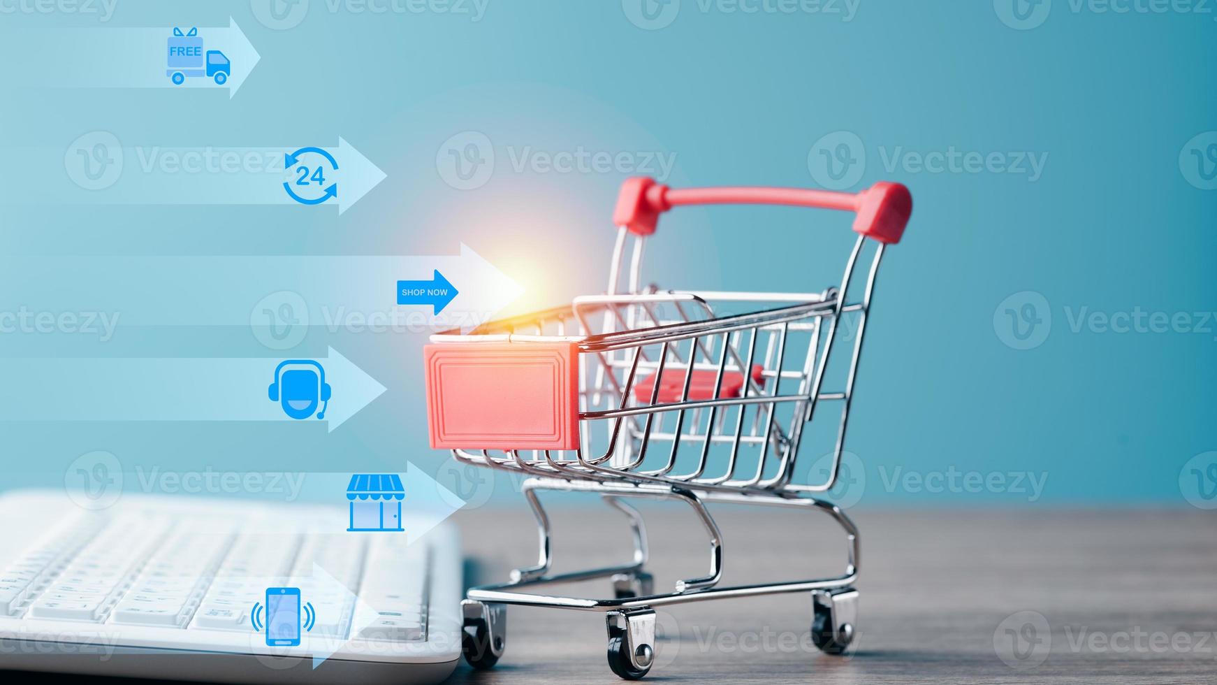 Einkaufswagen und Tastatur auf dem Tisch, E-Commerce-Konzept und Online-Verkaufswebsite, Einzelhandelsgeschäft mit Cyberspace-Technologie zur Kommunikation zwischen Ladenbesitzer und Kunde. foto