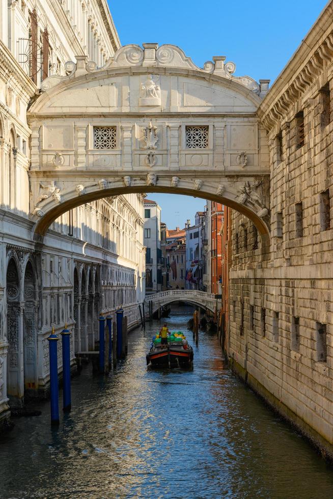 Boote segeln in den Kanälen von Venedig foto