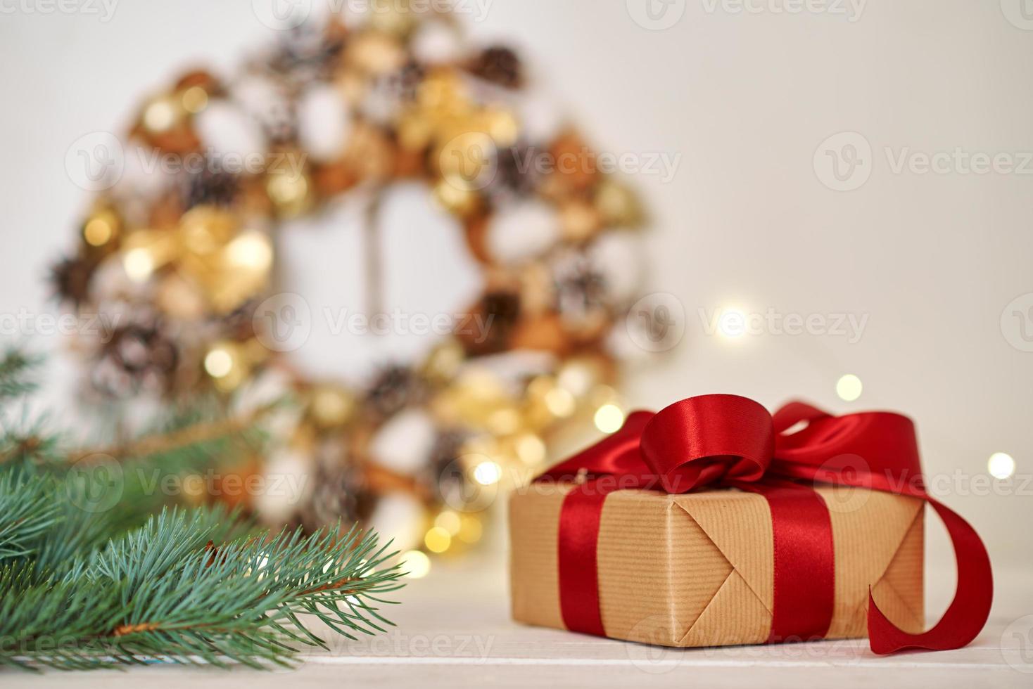 weihnachtsgeschenkbox mit band und weihnachtsschmuck foto