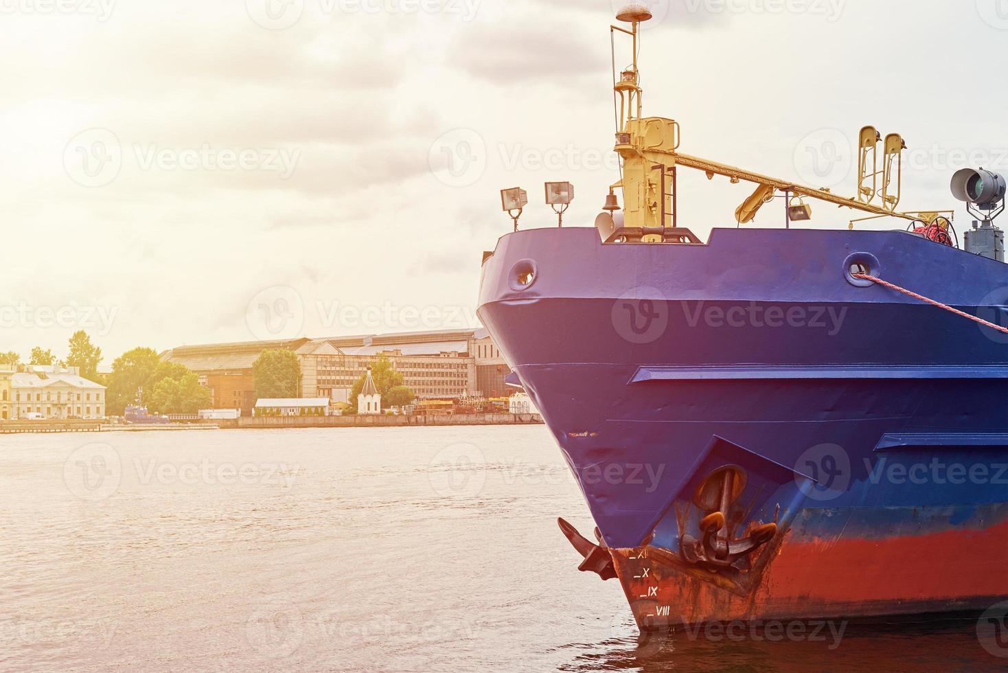 Nahaufnahme des Frachtschiffs im Hafen foto