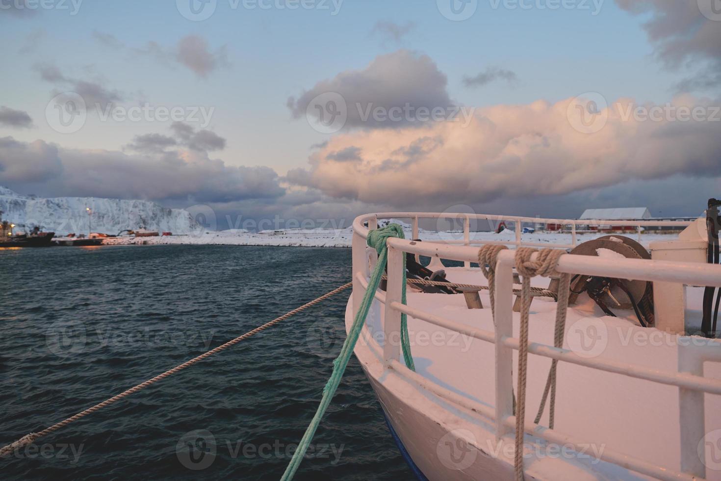 traditionelle norwegische Fischerhütten und Boote foto