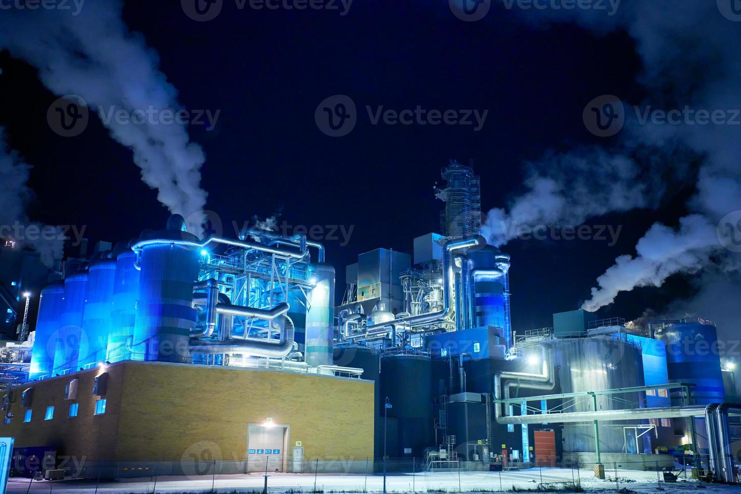 fabrik nachts luftverschmutzung durch industrierauch foto