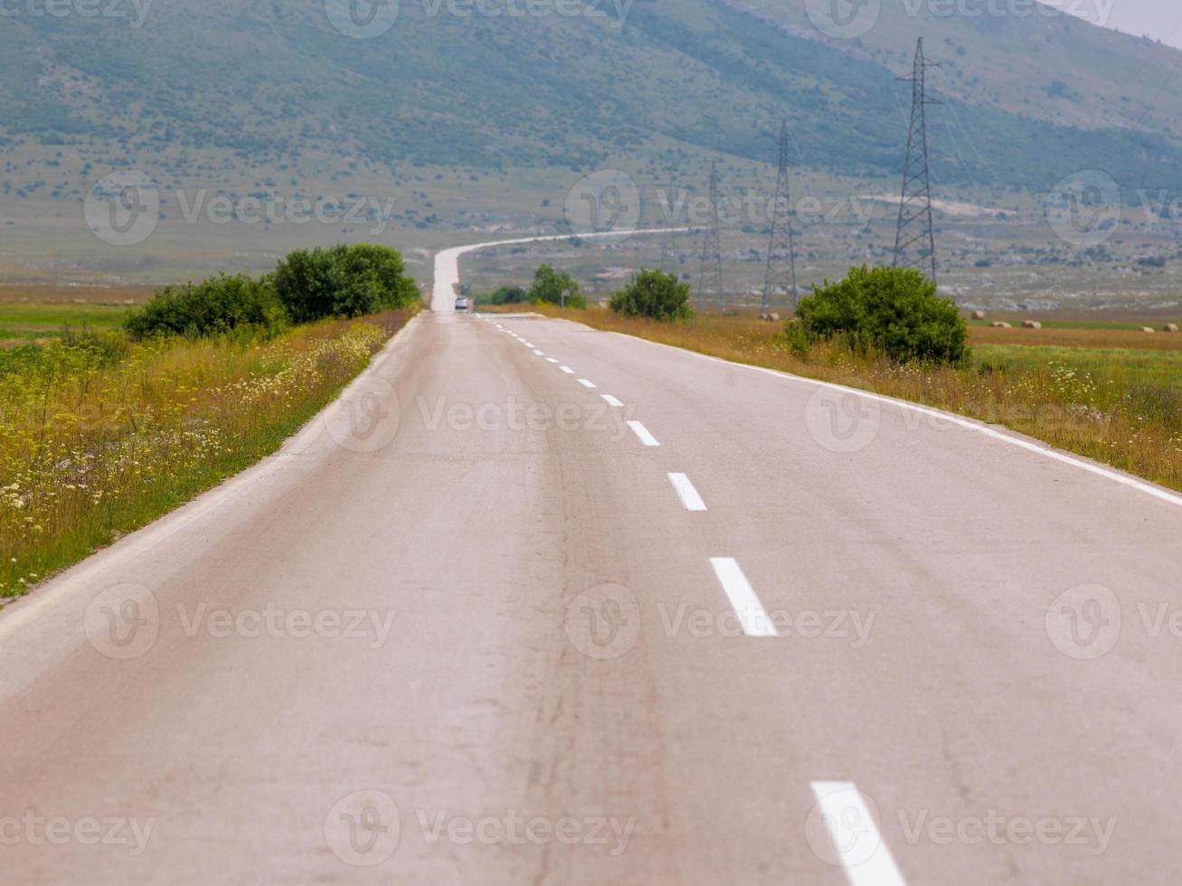 Asphaltstraße in schöner Landschaft foto