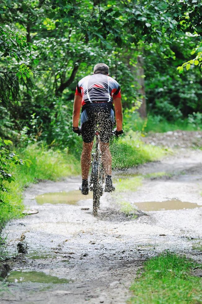 Mountainbike-Mann im Freien montieren foto