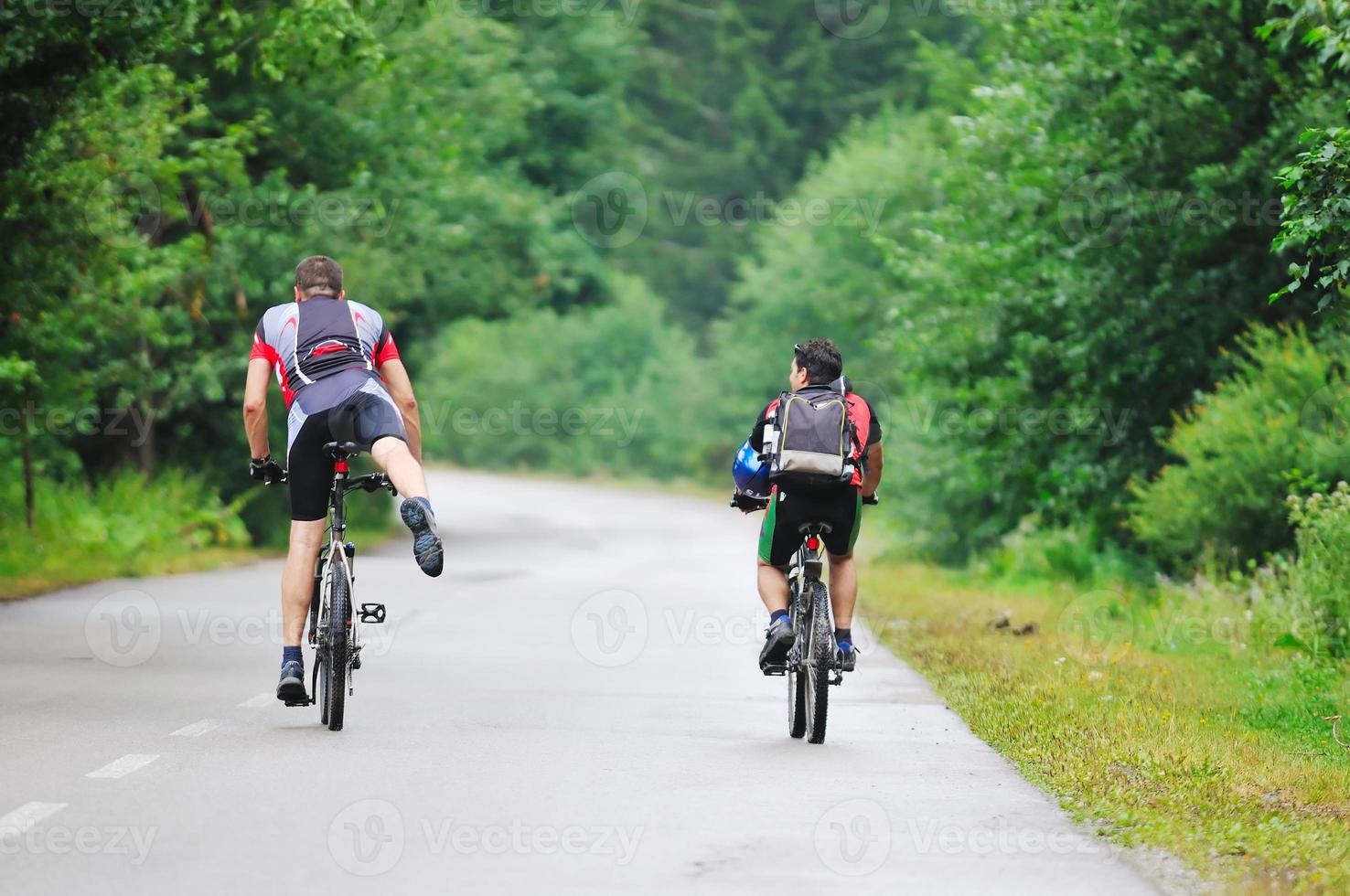 Mountainbike-Mann im Freien montieren foto