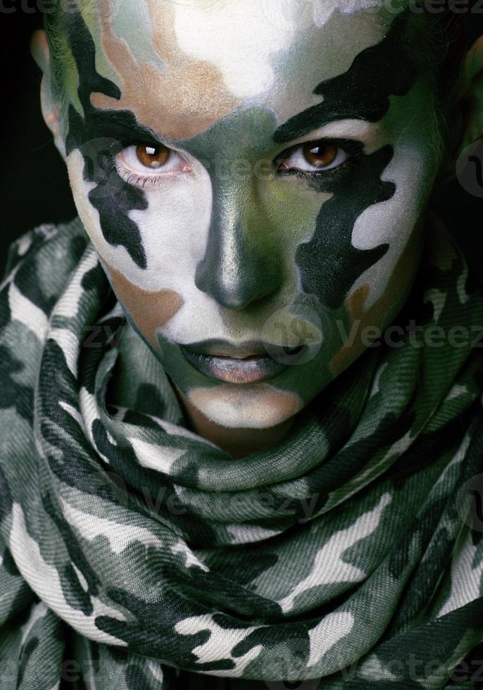 Frau mit militärischer Kleidung und Schminke foto