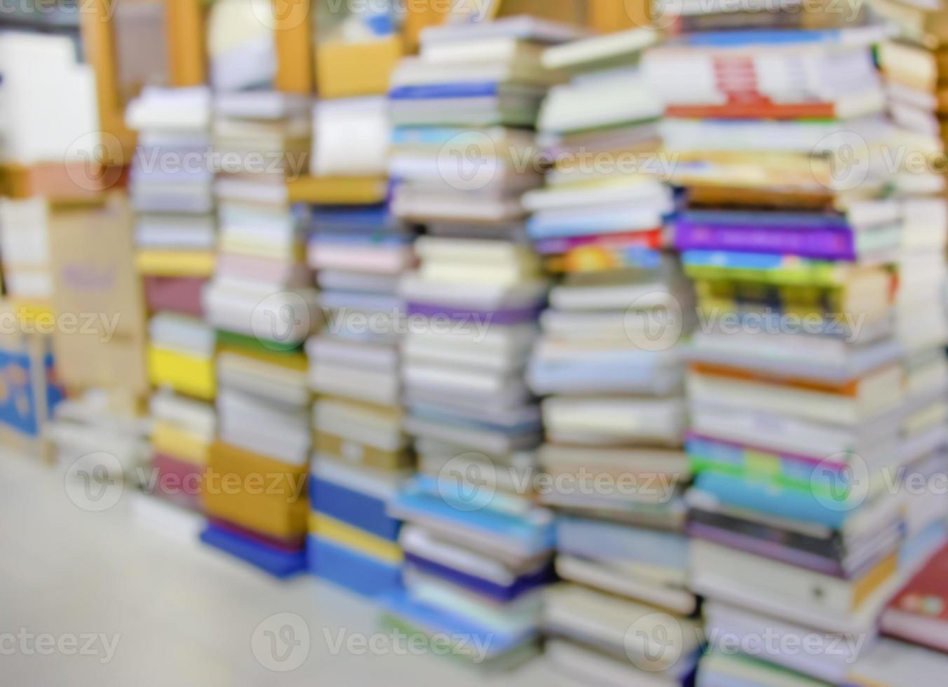 Stapel Bücher in der Bibliothek verschwommenen Hintergrund foto