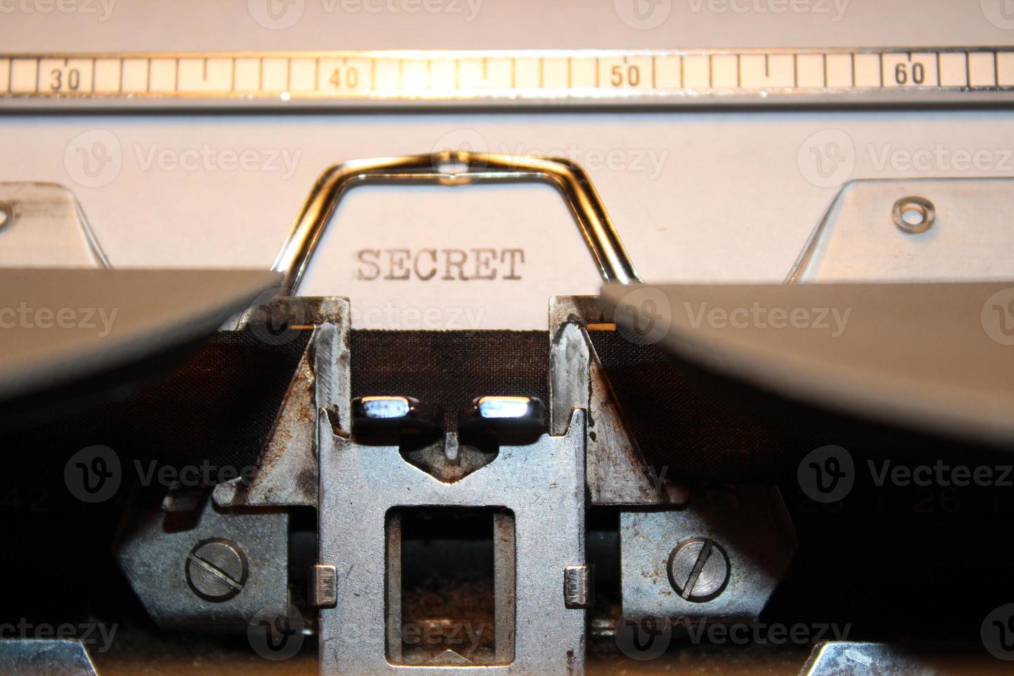 "geheim" mit einer alten Schreibmaschine getippt foto
