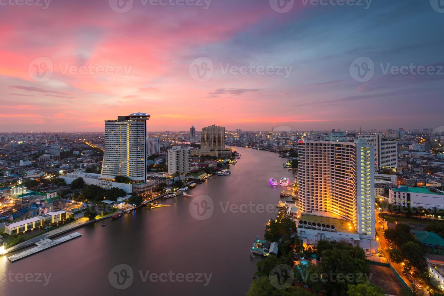 Blick auf den Fluss Bangkok in der Abenddämmerung (Thailand) foto