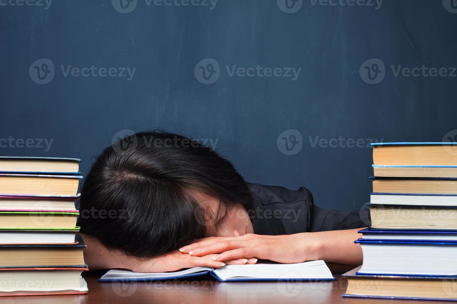 müde Frau in der Bibliothek foto