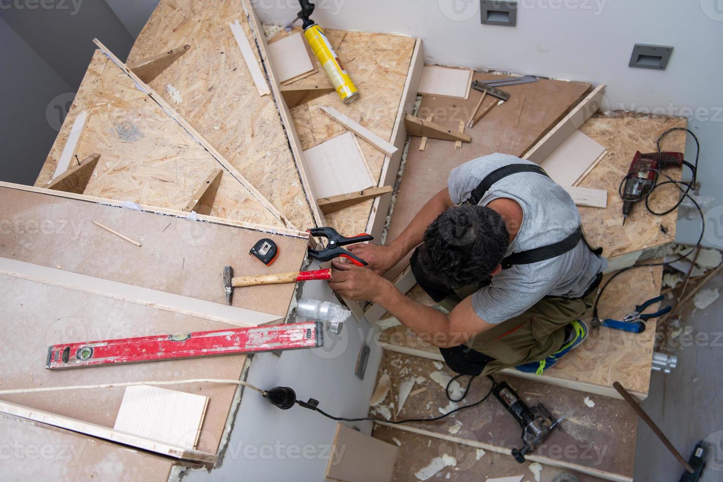 Zimmermann, der Holztreppen installiert foto