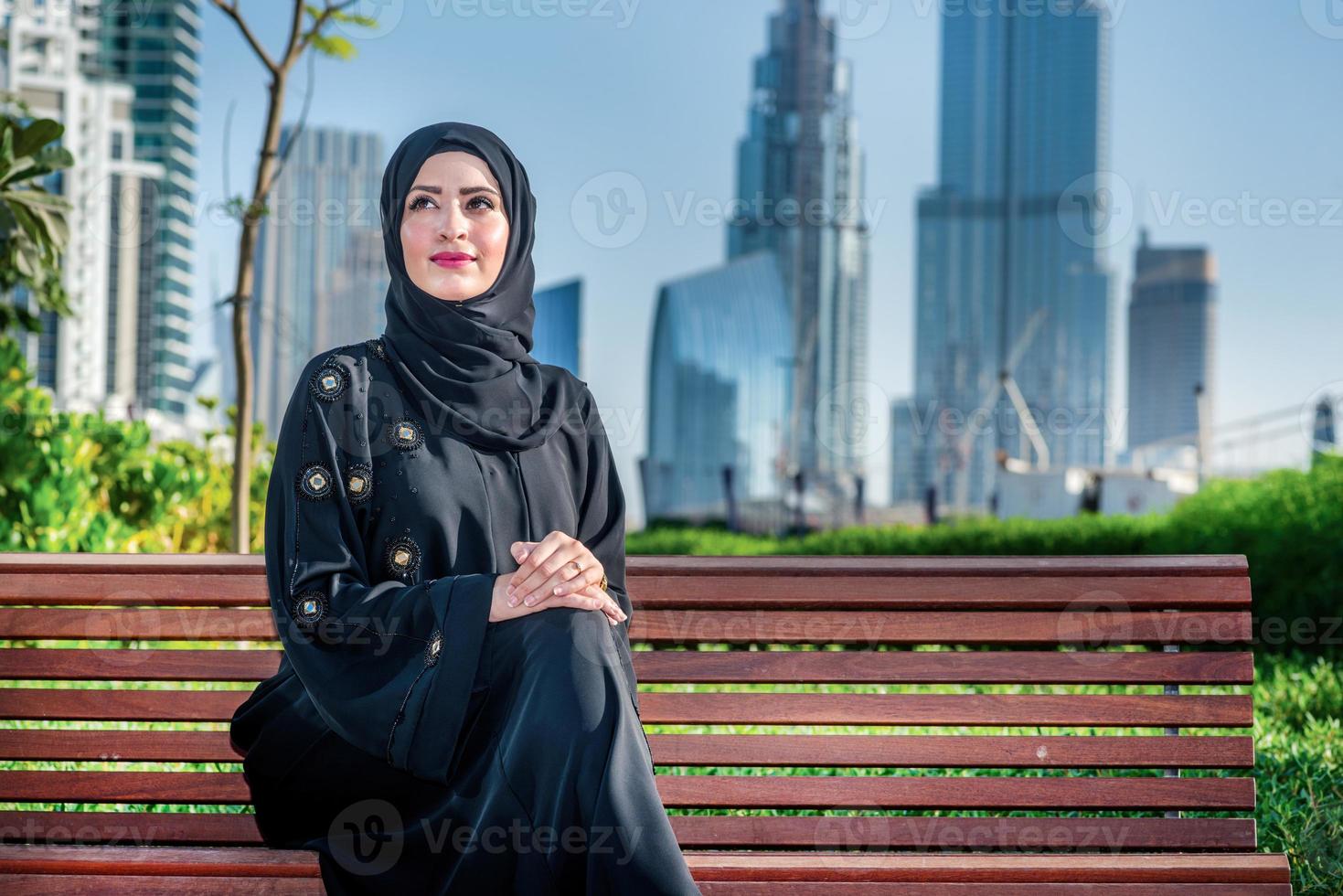 arabischer Erfolg. arabische Geschäftsfrauen im Hijab, der auf Bank sitzt foto