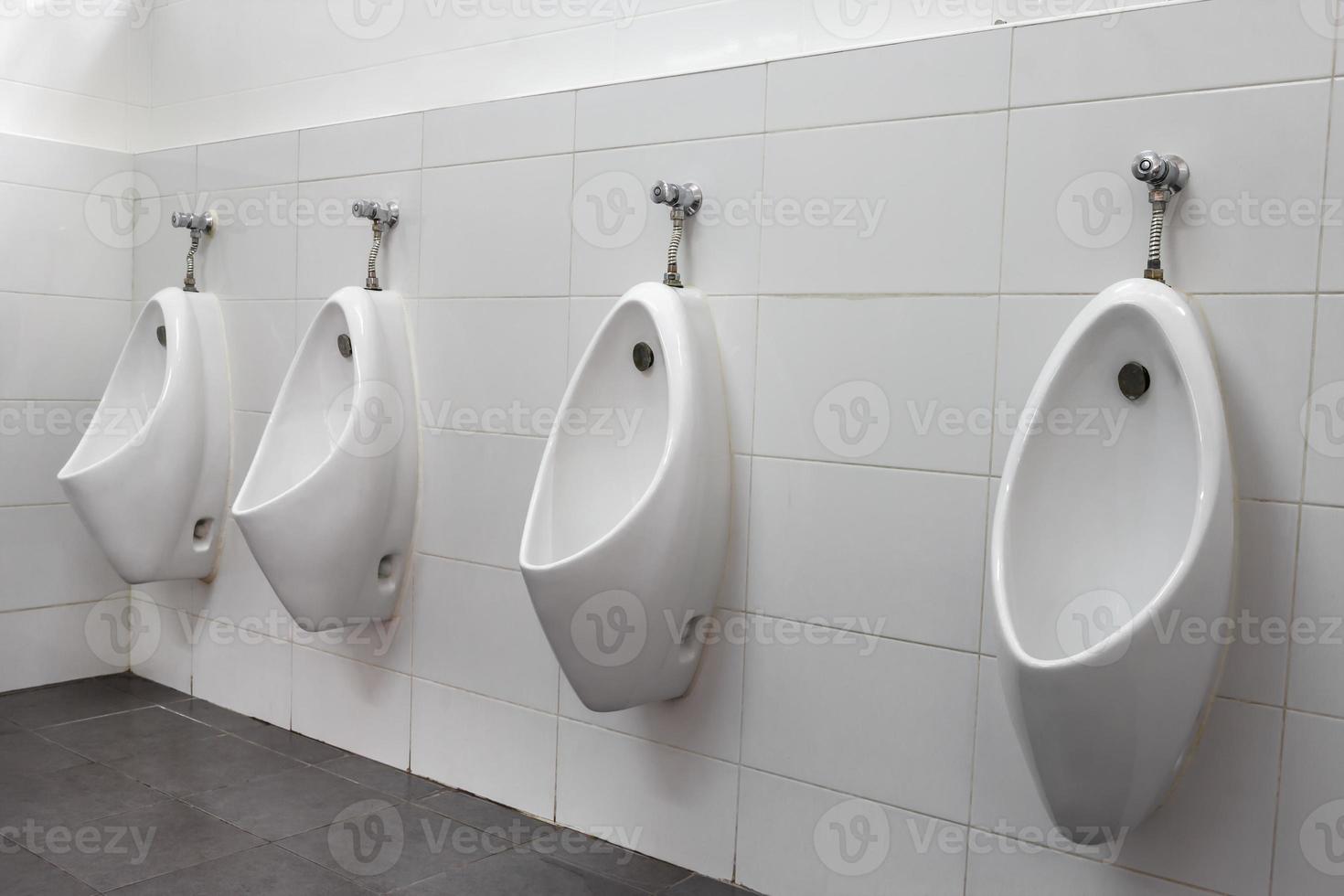 Urinale Männer in öffentlichen Toiletten foto