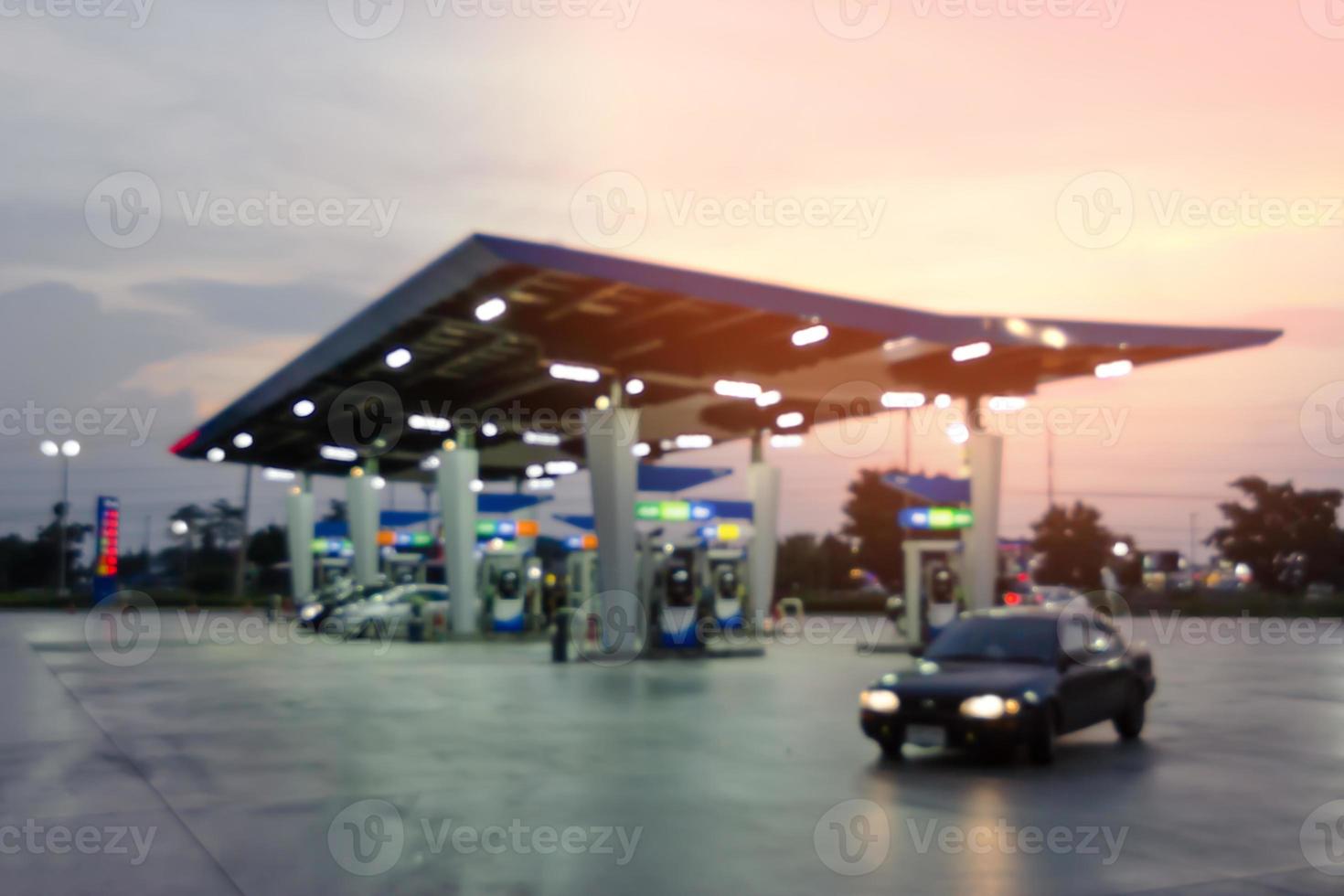 Twilight-Tankstelle, unscharfer Hintergrund foto