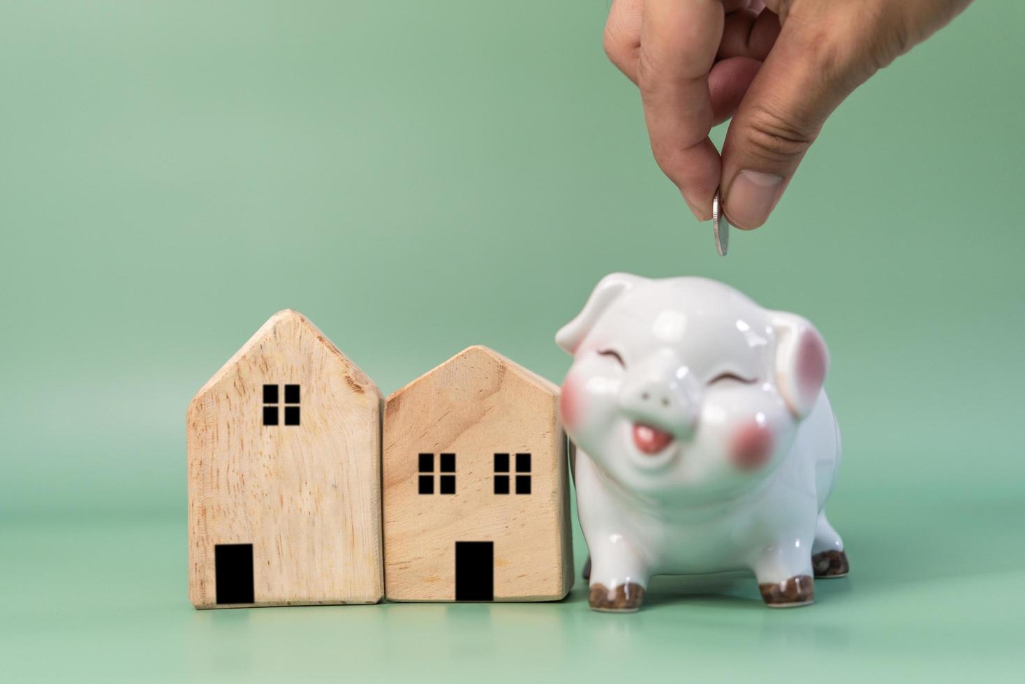 Geld sparen Unternehmensfinanzierung, Bankgeschäfte und Investitionen in Immobilien oder Kauf und Verkauf von Häusern auf grünem Hintergrund. foto