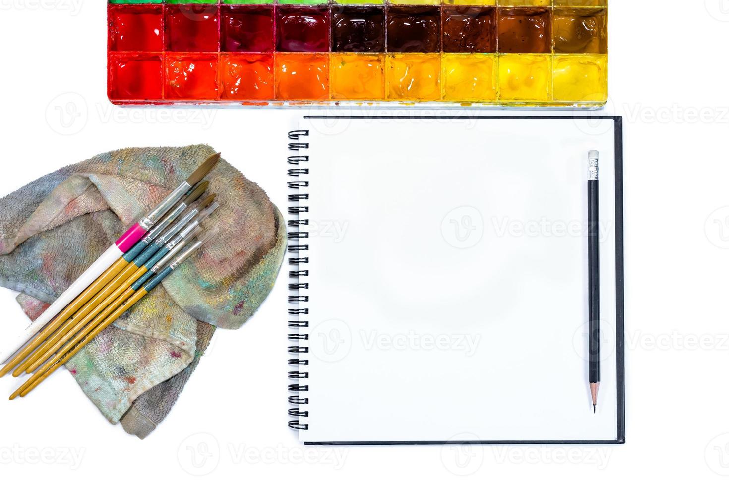 Nahaufnahme offenes Notizbuch mit Tablettfarben im Hintergrund foto
