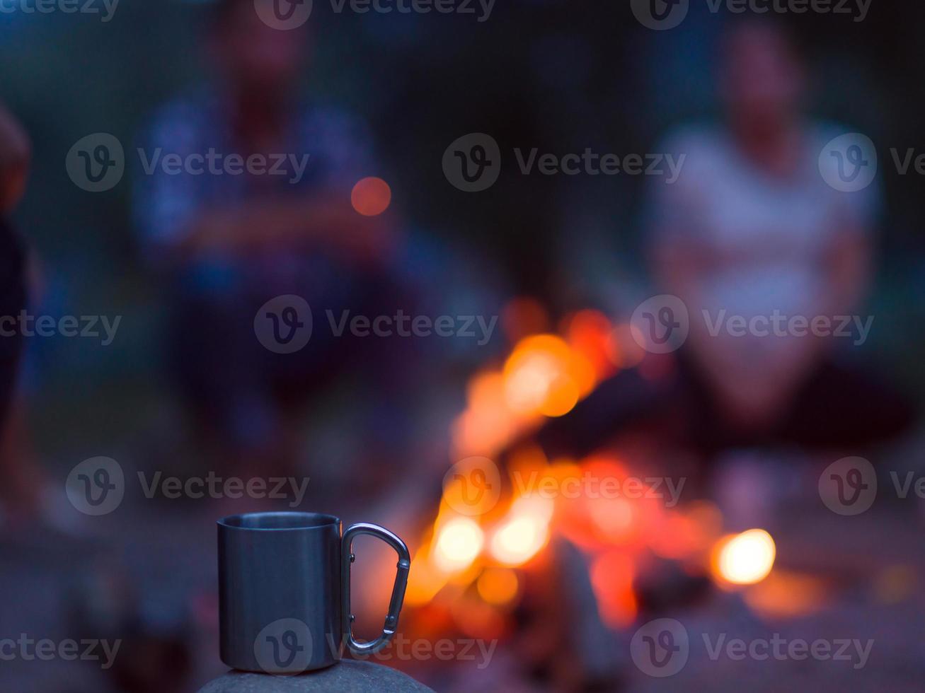 junge freunde, die sich am lagerfeuer entspannen foto