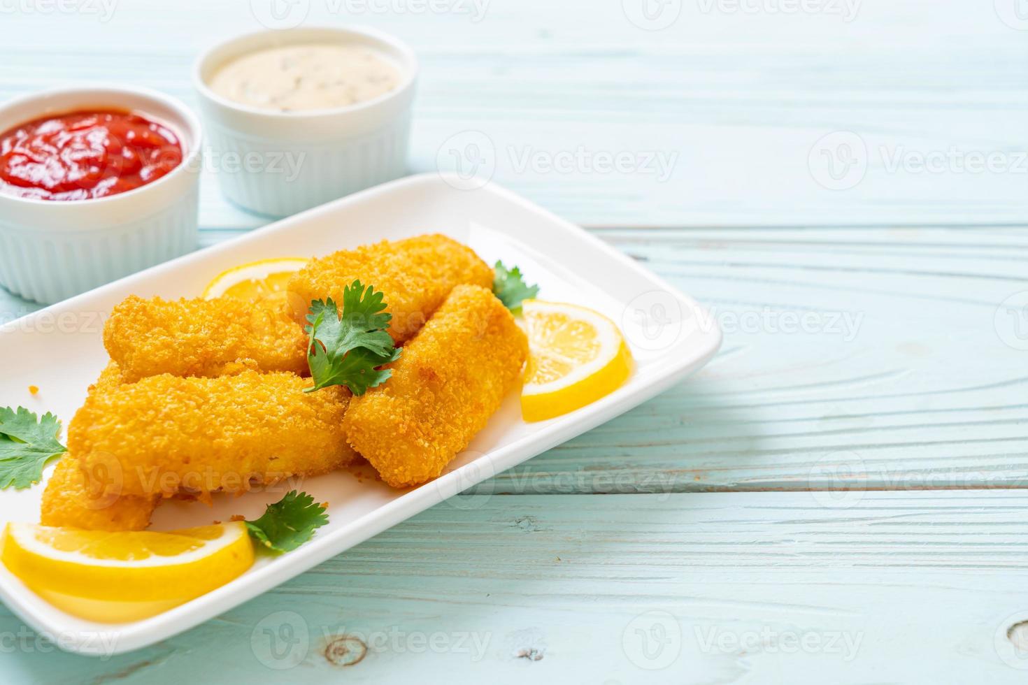 gebratene Fischstäbchen oder Pommes frites foto