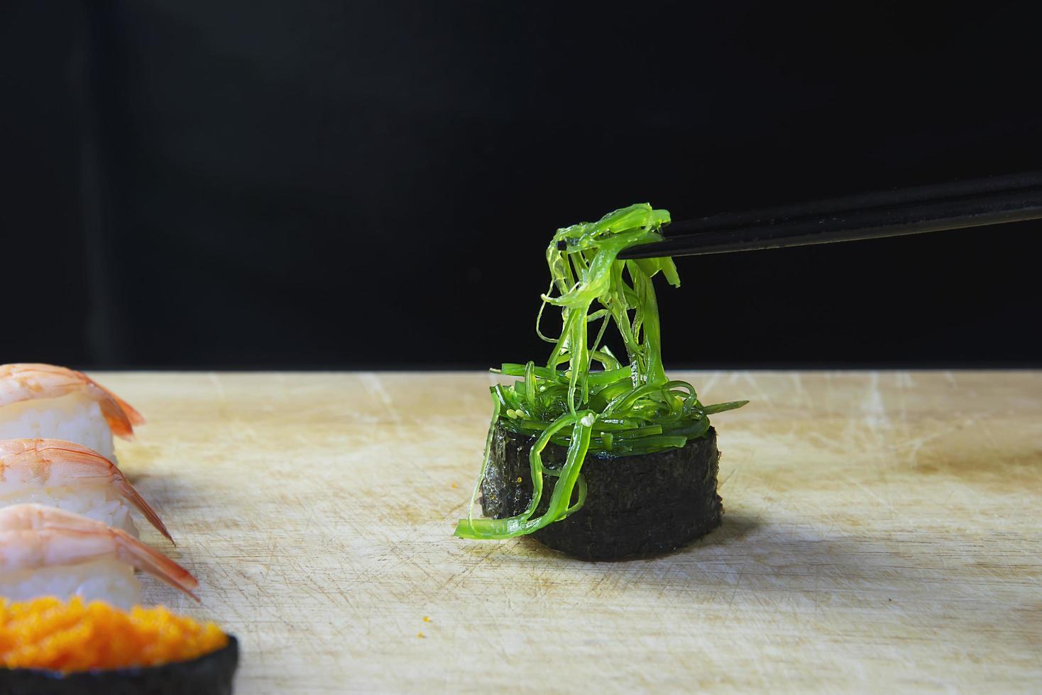 Japanische Maki-Sushi-Rolle, die im orientalischen Restaurant serviert wird, der Küchenchef bereitet ein japanisches traditionelles Kochmenü zu, verschiedene verschiedene gemischte Luxus-Mischkonzepte für gesunde Ernährung foto