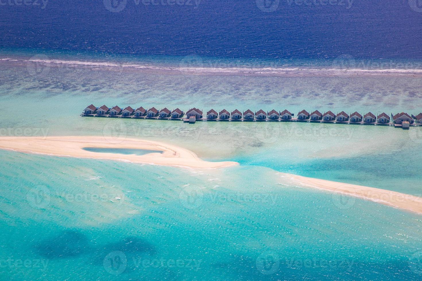 malediven paradies landschaft. tropische Luftlandschaft, Meereslandschaft mit langem Steg, Wasservillen mit herrlichem Meer- und Lagunenstrand, tropische Natur. exotisches Tourismusziel-Banner, Sommerurlaub foto