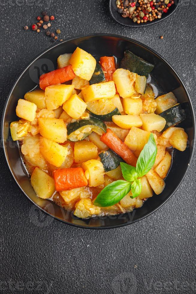 ragout gemüseeintopf kartoffel, karotte, zucchini frisch gericht gesund mahlzeit essen snack diät auf dem tisch kopie raum essen hintergrund rustikal keto oder paleo diät veggie foto