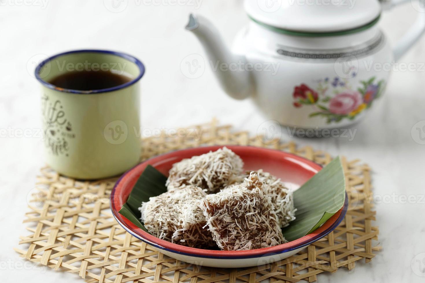 Ongol Ongol, traditioneller indonesischer Jajanan-Pasar aus Sagoo-Mehl und Palmzucker foto