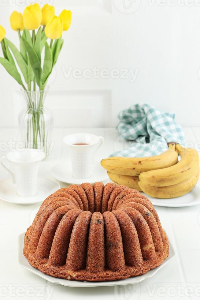 Einfacher Bundt-Bananen-Kuchen ohne Belag. foto