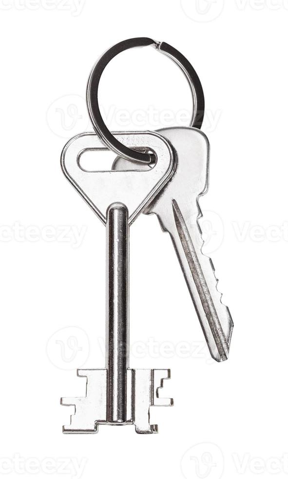 zwei Türschlüssel am Schlüsselbund, isoliert auf weiss foto