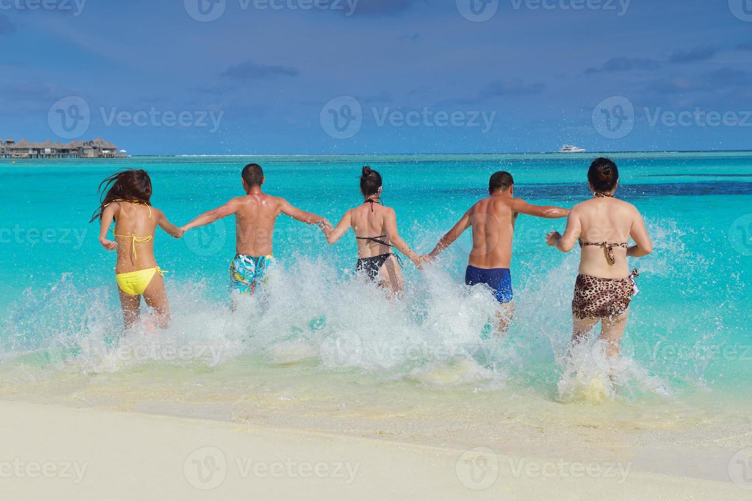 gruppe fröhlicher junger leute vergnügt sich am bach foto