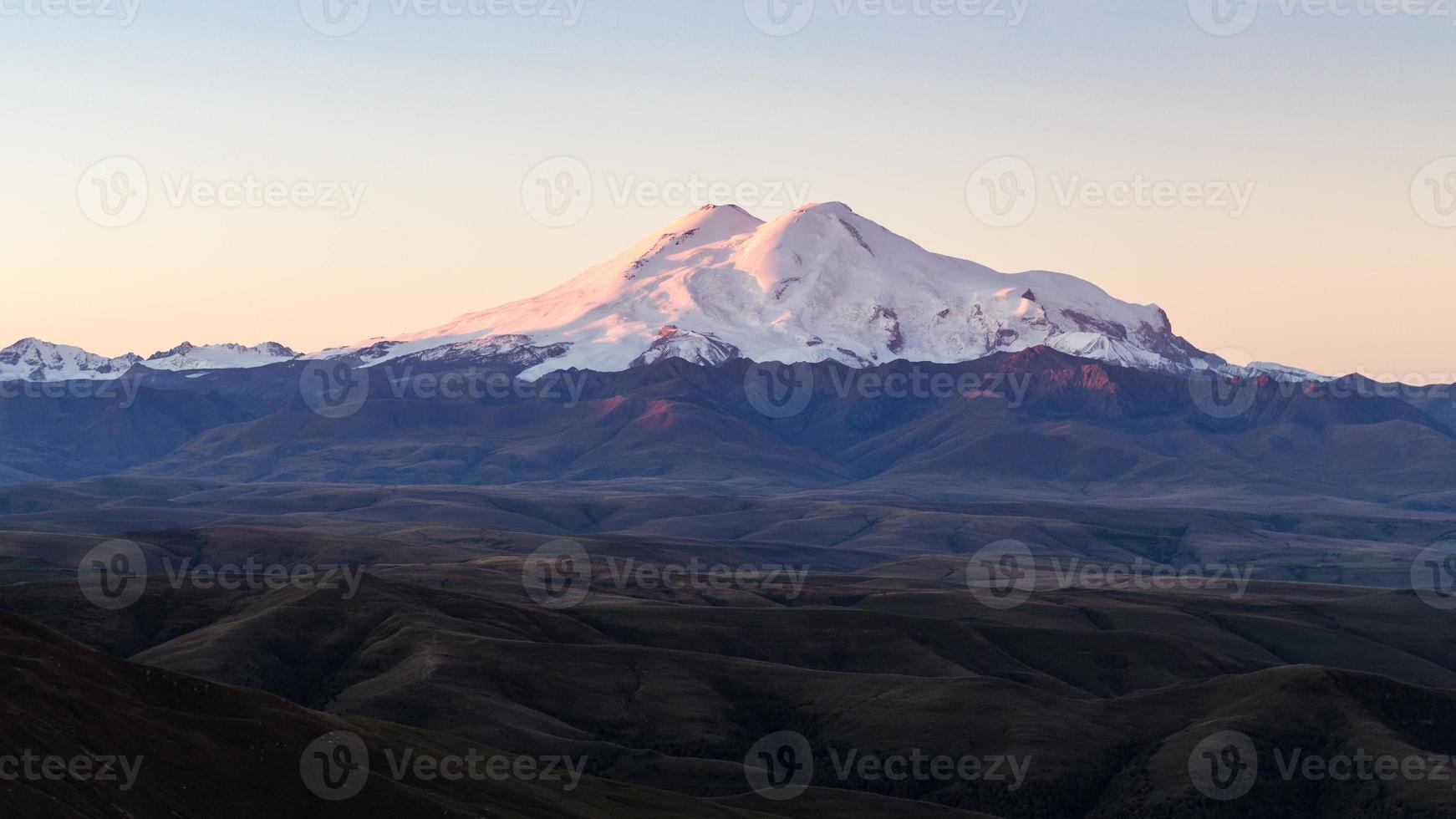 Panoramablick auf den Elbrus bei Sonnenaufgang foto