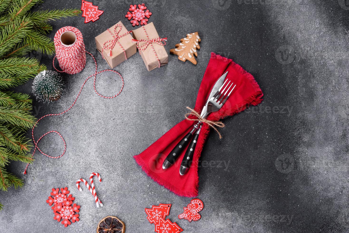 Lebkuchen, Christbaumschmuck, getrocknete Zitrusfrüchte auf grauem Betongrund foto